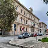 L�edificio di cui parliamo � quello della Camera di Commercio, che si staglia da 133 anni all�inizio di corso Cavour, a pochi passi da quell�Adriatico che un tempo lo lambiva